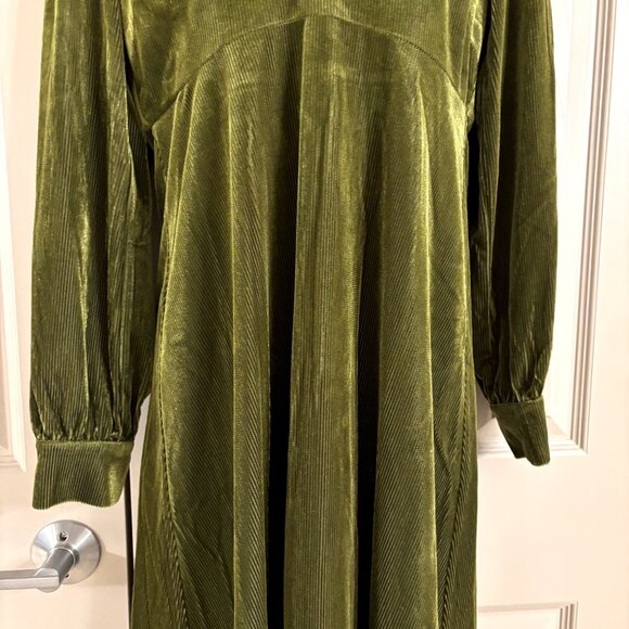 raffic People Yasmine Velvet Maxi Dress - Elegant Green - Picture 3 of 11